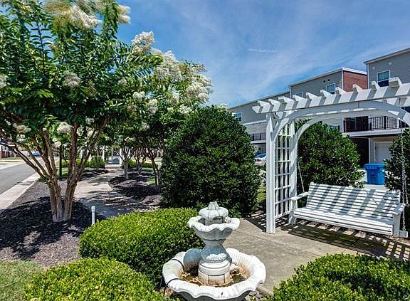2nd image of 1704 Parkwood Ave #1704