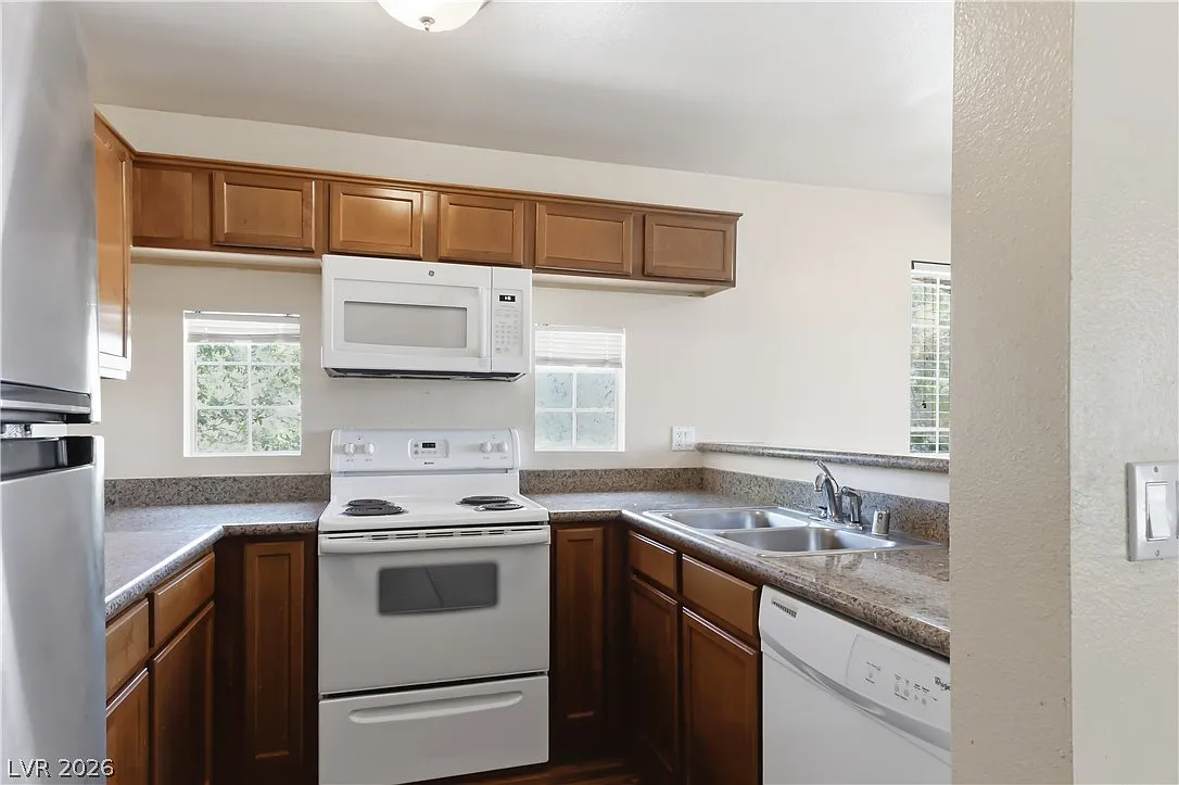 2 bed, 2.0 bath, 1005 sqft, $1,450 — Photo 2