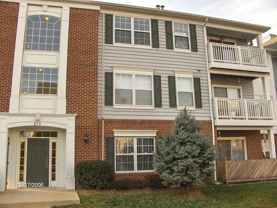 Penthouse condo w/balcony