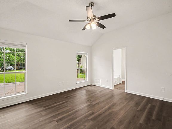 3rd image of 111 Cedar Bend Ct
