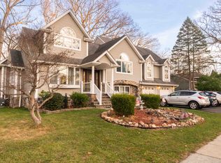 49 White Pond Rd, Waldwick, NJ 07463