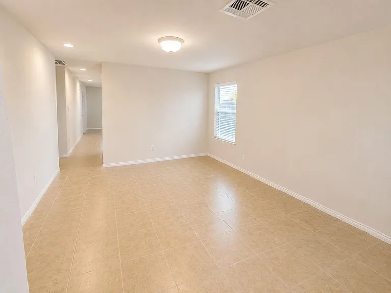 1518 Perennial Ln — Photo 3