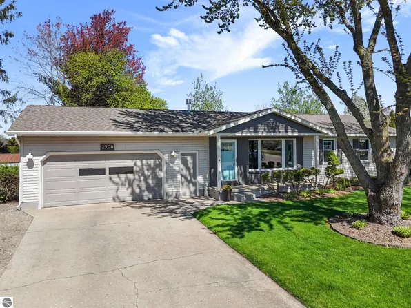 2900 Victoria Dr, Traverse City, MI 49684