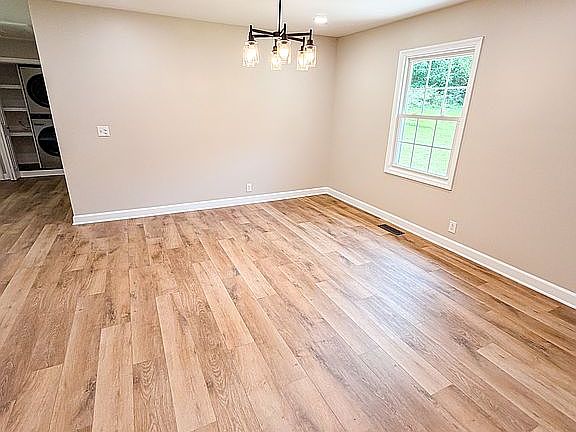 3rd image of 180 Maple St