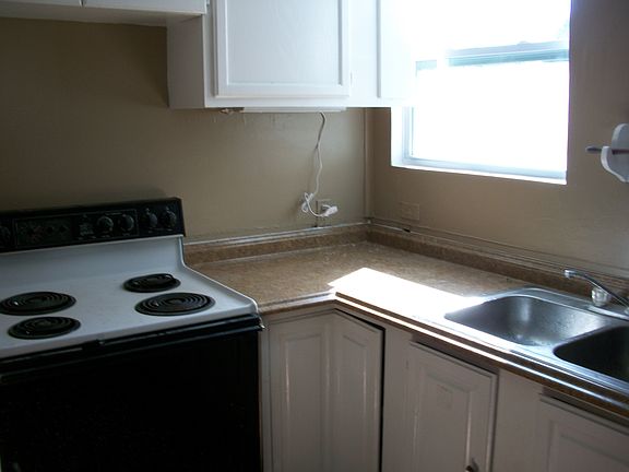 4th image of 3303 Sarasota Ave APT B