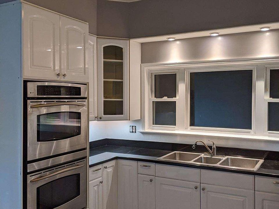 Kitchen: Stainless double oven, 6 burner Viking range, microwave, refrigerator, garbage disposal, triple sink, under cabinet L.E.D. lighting. Approx 14x11 (133 sq ft when you take out unusable space)