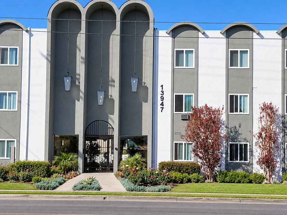 1st image of 13947 Oxnard St #206