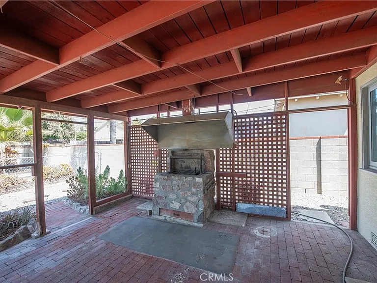 2121 N Screenland Dr — Photo 30