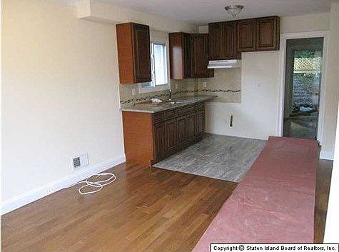 3rd image of 284 York Ave