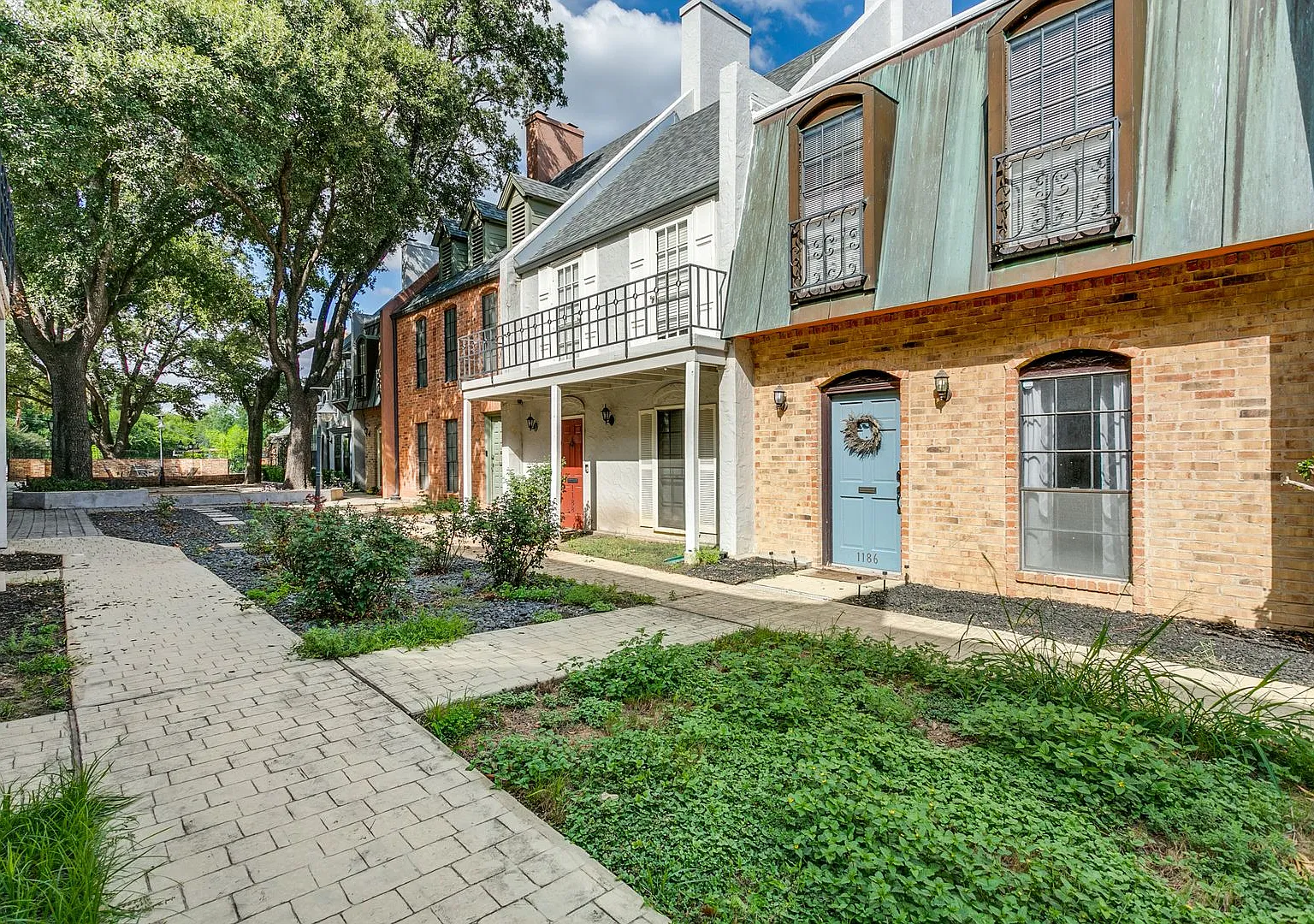 Terrell Hills Townhouse — Photo 2
