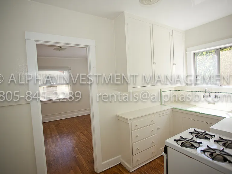 902-906 Bath St — Photo 5