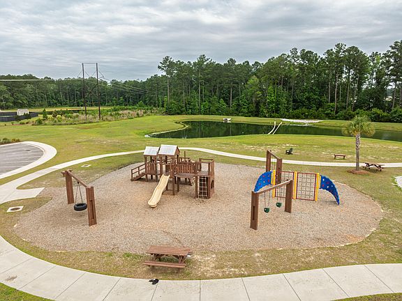 4th image of 644 Silver Spruce St