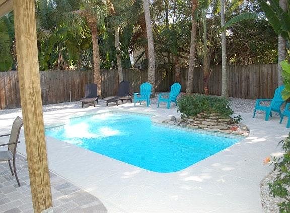 2nd image of 215 Island Cir
