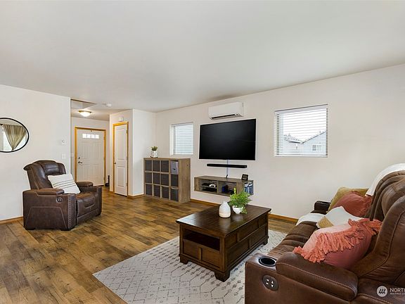 4th image of 430 NE Hazelberry Court