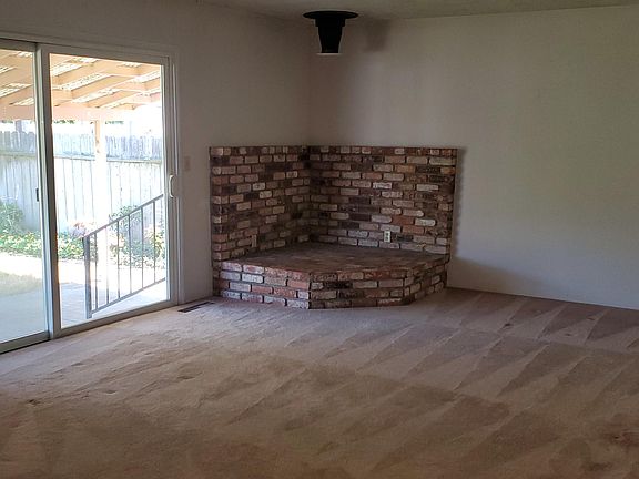 3rd image of 1006 Emerald Ln