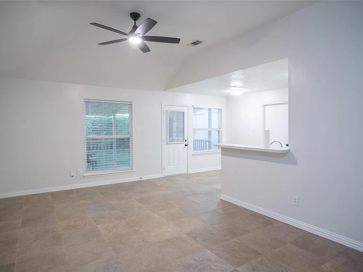 3 bed, 2.0 bath, 1195 sqft, $1,725 — Photo 3