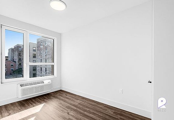 4th image of 2069 Honeywell Ave APT 4B