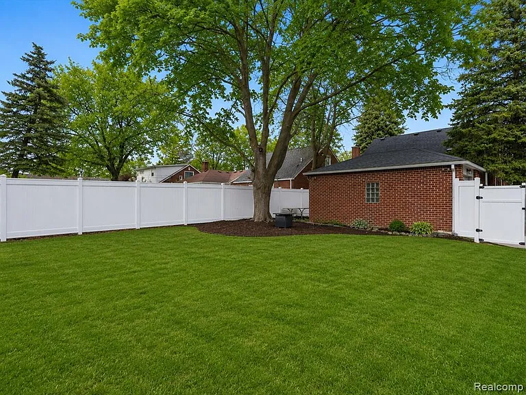 2090 Bradford Rd — Photo 27