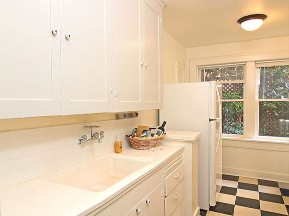 4th image of 309 Belmont Ave E #104