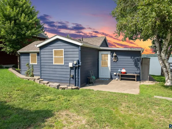 316 Best Point Dr, Madison, SD 57042