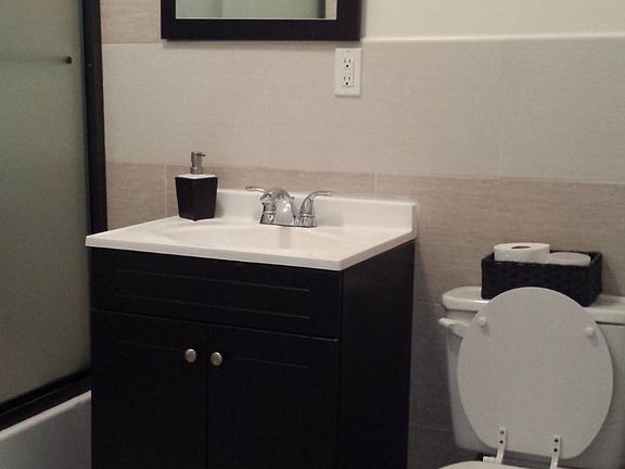 HALLWAY BATHROOM WITH ACCESS TO LAUNDRY ROOM