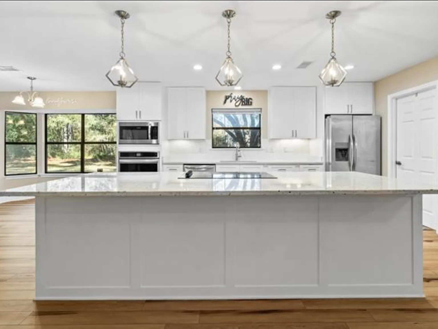 5 bed, 3900 sqft, $4,200 — Photo 3