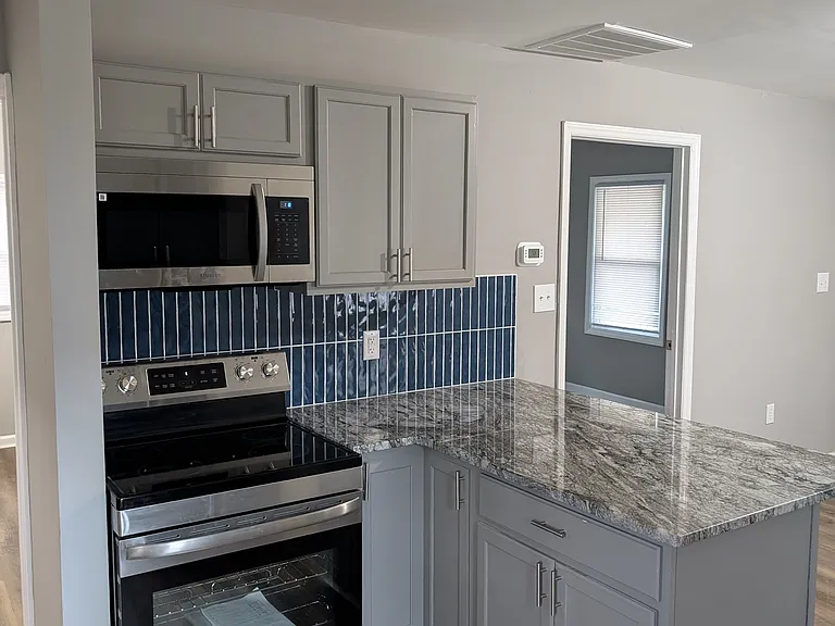 457 Fewell St — Photo 2