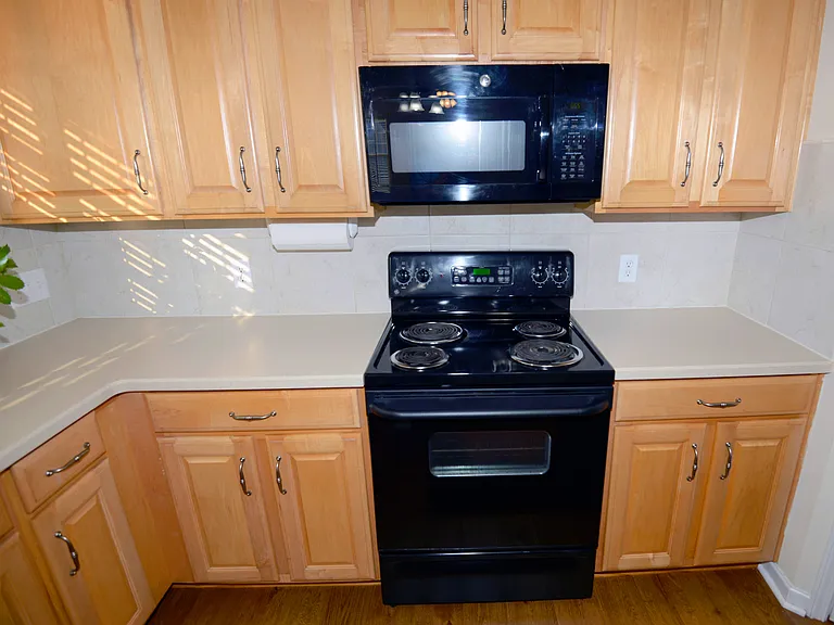 Kitchen view 3 Electric oven/stove