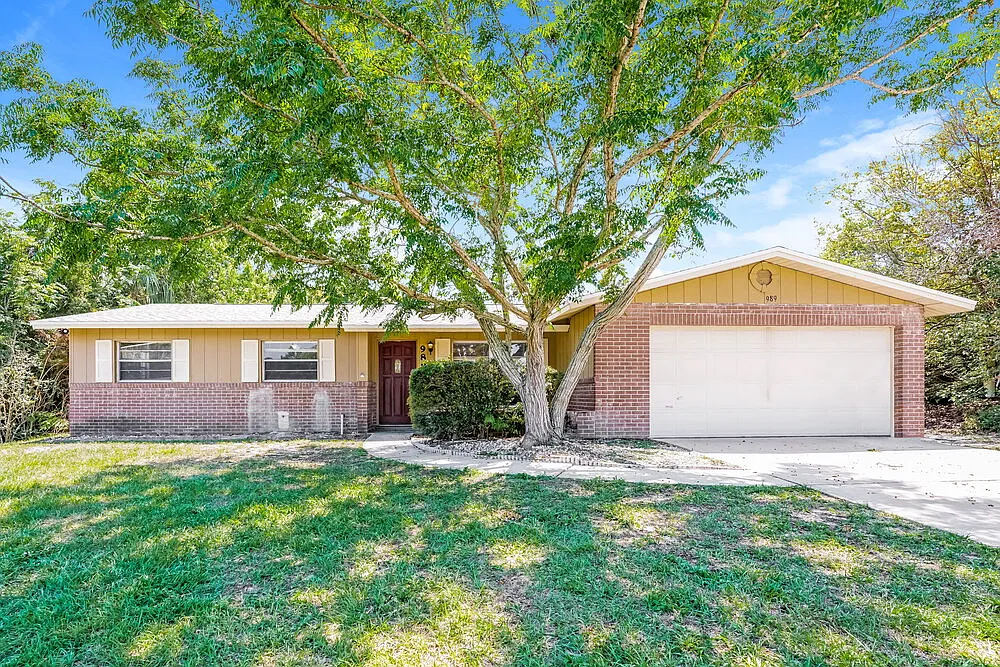3 bed, 2.0 bath, 1451 sqft, $1,965 — Photo 3