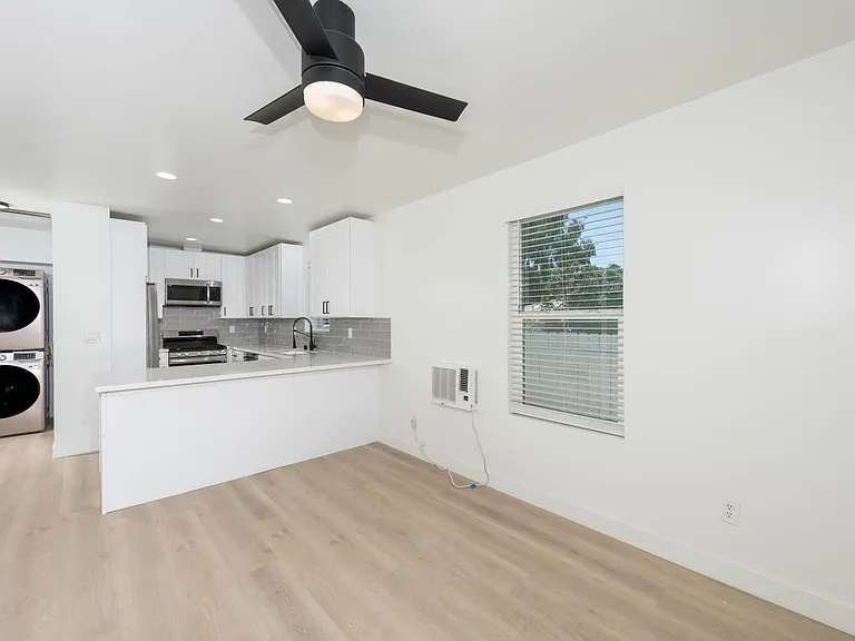 Renovated Pacific Beach Gem Steps to the Beach & Bay — Photo 4