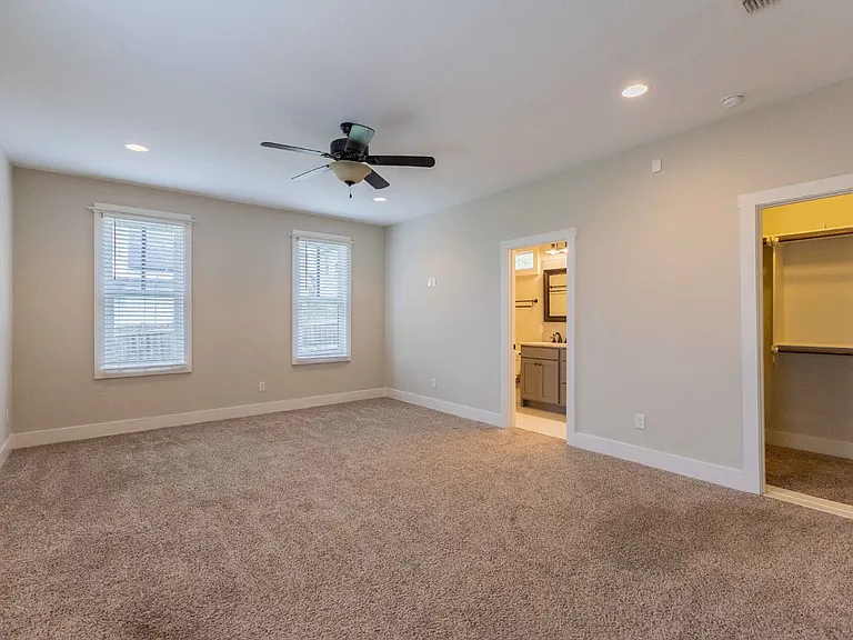 1121 E Crockett St — Photo 29