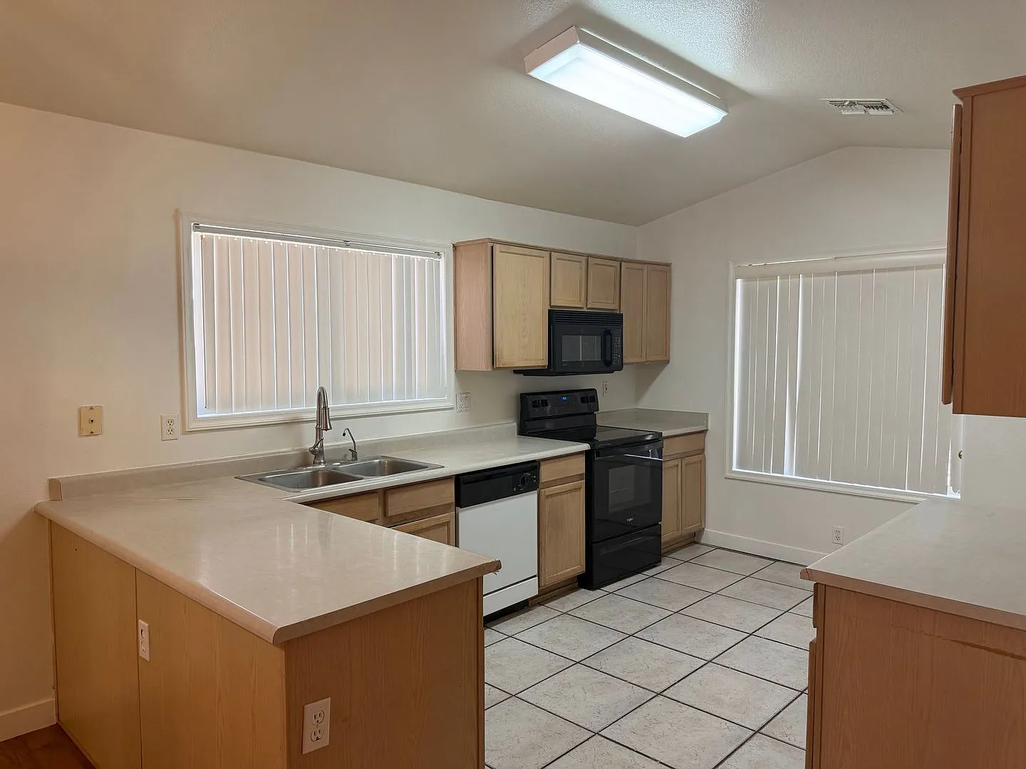 3 bed, 2.0 bath, 1522 sqft, $1,750 — Photo 2
