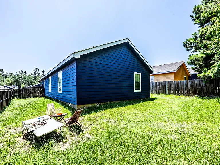 114 Varsity Dr — Photo 2