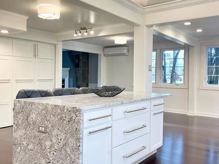 915 Woodlawn Dr NE — Photo 16