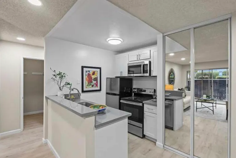 121 Piccadilly Pl #A — Photo 8