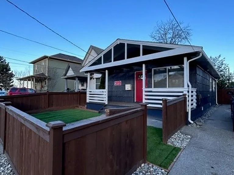 212 24th Ave — Photo 1