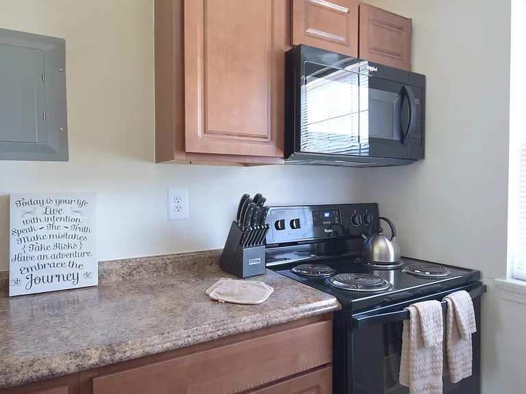 Stansbury Manor Apartments & Townhomes — Photo 15