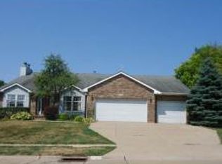 2150 Hollow View Dr, Bettendorf, IA 52722