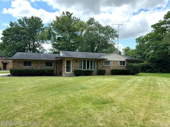 4372 Old Colony Dr, Flint, MI 48507