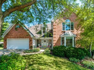 2S401 Carey Cir, Glen Ellyn, IL 60137