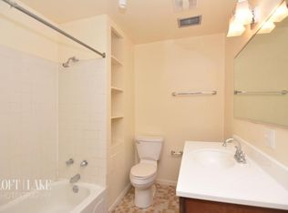 1140 W Roscoe St #1, Chicago, IL 60657