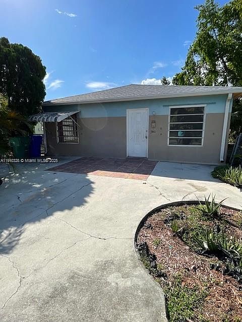 2nd image of 300 SW 31st Ct