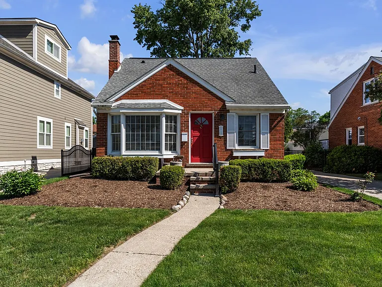 2711 Dorchester Rd — Photo 1