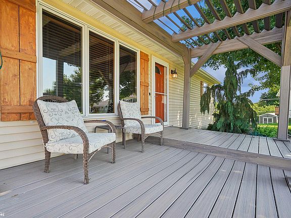 3rd image of 1015 S Shamrock Cir