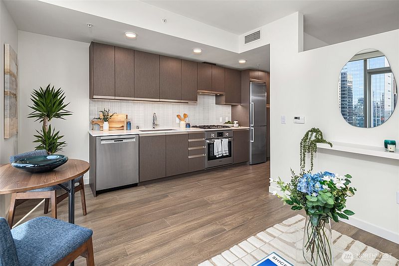 5th image of 800 Columbia Street #1703