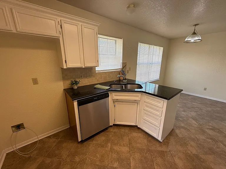 1815 Diana Ln — Photo 8