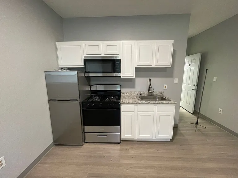 900 North Street — Photo 2