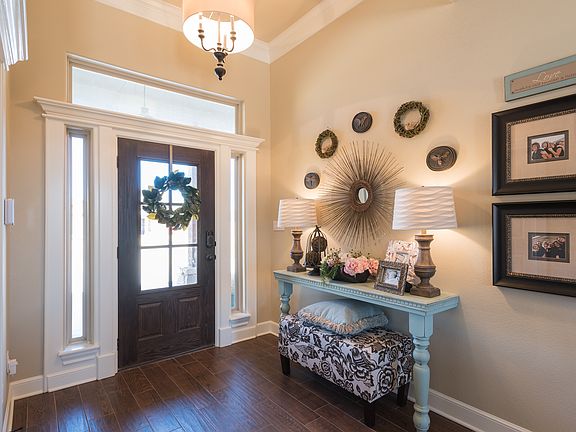 Welcoming Entry with 12FT ceilings and crown molding!