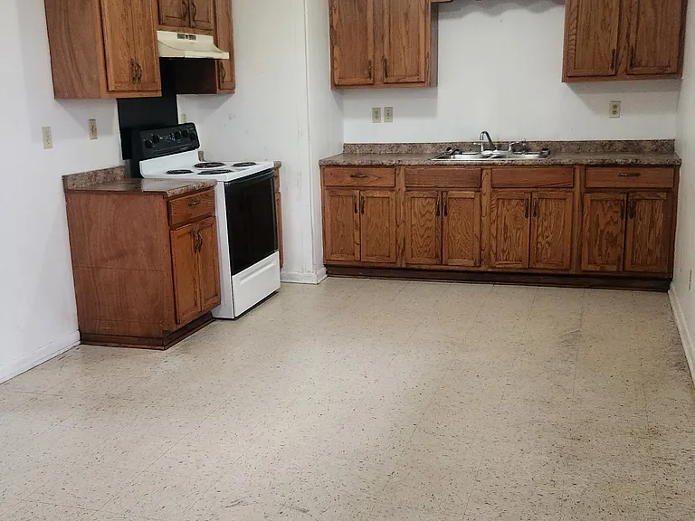 208 French Ct — Photo 3