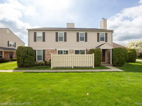 15900 N Franklin Dr, Clinton Township, MI 48038